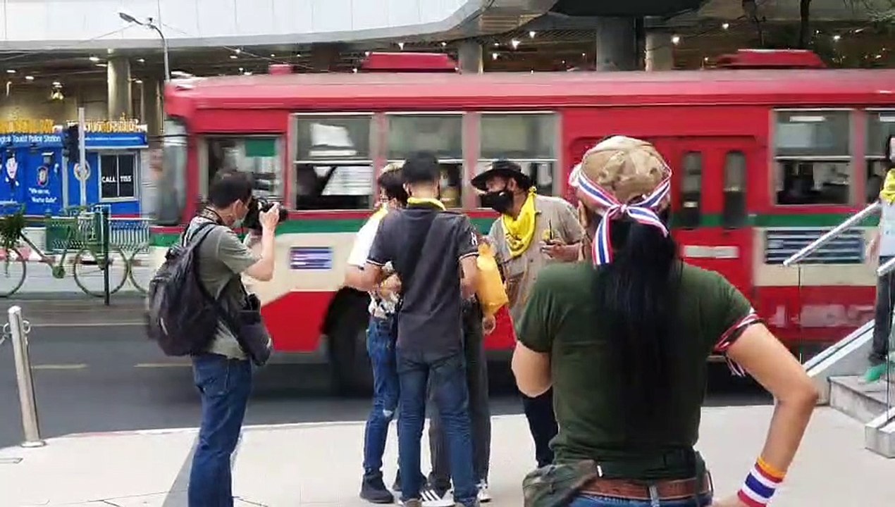 กลุ่มคนปกป้องสถาบันไทย รวมตัวปราศรัยหน้าหอศิลป์ 2