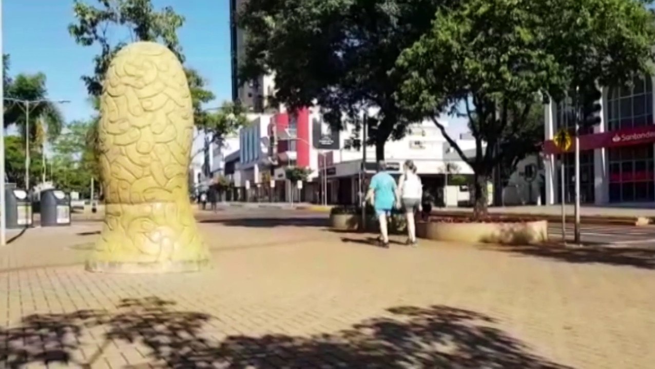 Calçadão de Cascavel tem movimento tranquilo; Uso de máscara 'divide opiniões' por praticantes de atividades físicas