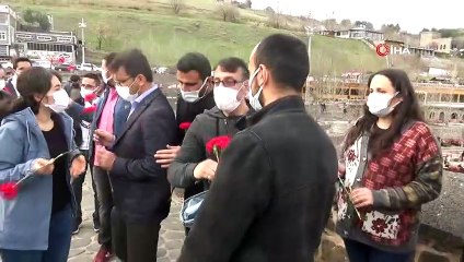 Korona virüs nedeniyle hayatını kaybedenler için Dicle Nehrine karanfil bırakıldı