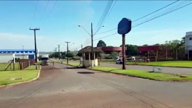 Bombeiros combatem incêndio dentro do Núcleo Industrial do Santos Dumont