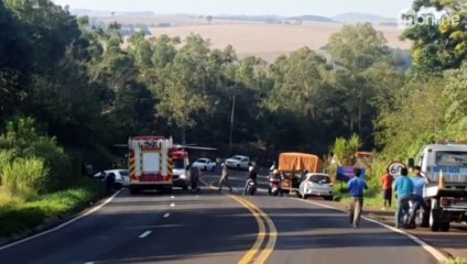 Colisão frontal entre carro e caminhão é registrada neste domingo