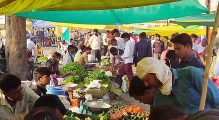 साप्ताहिक हाट बाजार में सोशल डिस्टेंसिंग को लेकर लापरवाही
