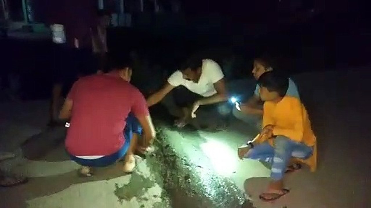 जिम्मेदारों ने नहीं की सुनवाई, वार्ड नं 29 में रहवासीयों ने खुद के खर्चे से बनवाया स्पीड ब्रेकर