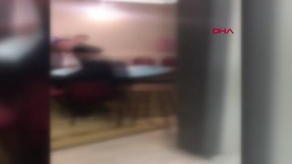 BALIKESİR Polisi gören, kumar masasında parayı saklamaya çalıştı