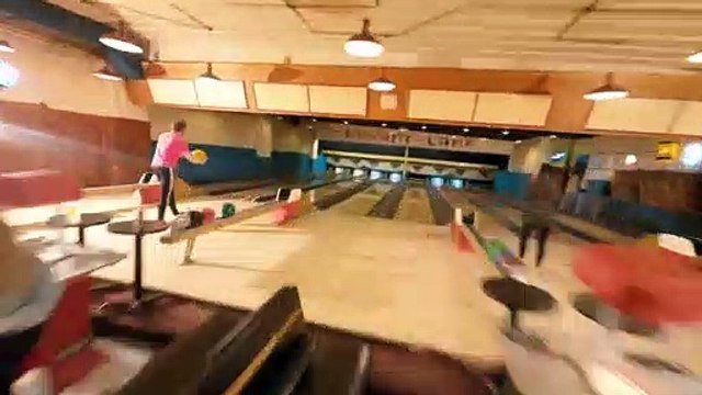Incroyable plan-séquence d'un bowling filmé par un drone