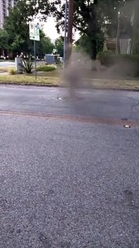 Une bouche d'égouts explose sans raison en pleine rue