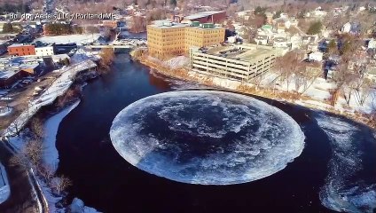 Un disque de glace géant filmé dans une rivière du Maine