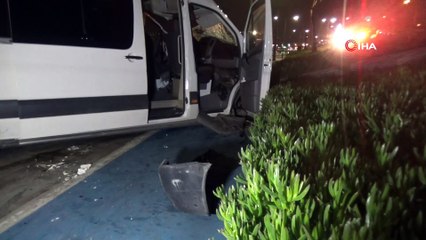 İzmir'de servis minibüsü sahil bandına uçtu: 2 ağır yaralı