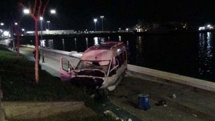 İzmir'de servis minibüsü sahil bandına uçtu: 2 ağır yaralı