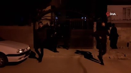 Cinnet getiren anne çocuğunu bıçak ile rehin aldı