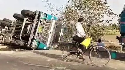 शाहजहांपुर: सीमेंट भरा बल्कर पलटा बाल-बाल बचा ड्राइवर