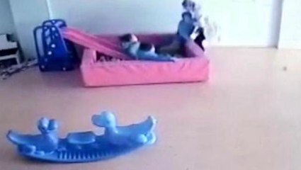 Kreşte öğretmeni tarafından darbedilen çocuğun babası: Oğlumu polise vermekle tehdit etmişler
