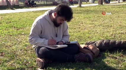 Pendik’te yüzleri gülümseten üniversiteli, önce çiziyor sonra hediye ediyor