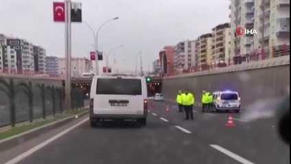 Kazaya davetiye çıkarıp limitinden fazla saman yükledi, alt geçide takıldı