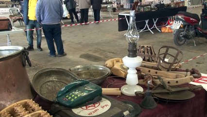 Köylerden topladığı antika eşyaları pazarda satıyor
