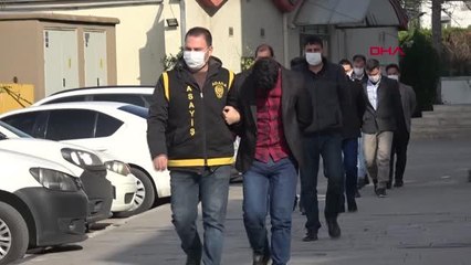 Son dakika haber! ADANA Kendilerini polis olarak tanıtıp emekli noteri 2 milyon TL dolandıran 5 kişi yakalandı