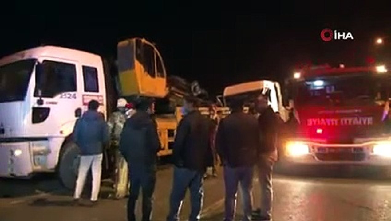 Hafriyat Kamyonu Park Halindeki Oto Kurtarma Aracına Çarptı 1 Yaralı