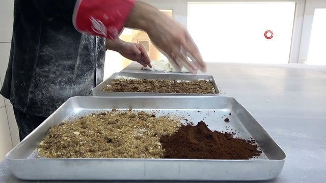 Kahveli baklava yaptı, siparişlere yetişemiyor