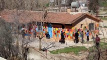 ŞANLIURFA - Harran'ın köy okulları öğretmenler tarafından boyanarak renklendiriliyor