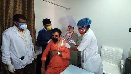 वैक्सीनेशन या फ़ोटो सेशन? कोरोना वैक्सीन लगवाने के नाम पर ड्रामेबाजी, सांसद ने वैक्सीन लगवाई नहीं सिर्फ फ़ोटो खिंचवाया