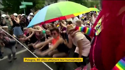 Pologne : un activiste LGBT affiche l’homophobie sur des pancartes