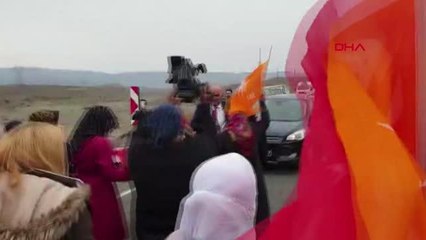 Son dakika: IĞDIR Erdoğan'ın AK Parti rozetini taktığı belediye başkanına coşkulu karşılama