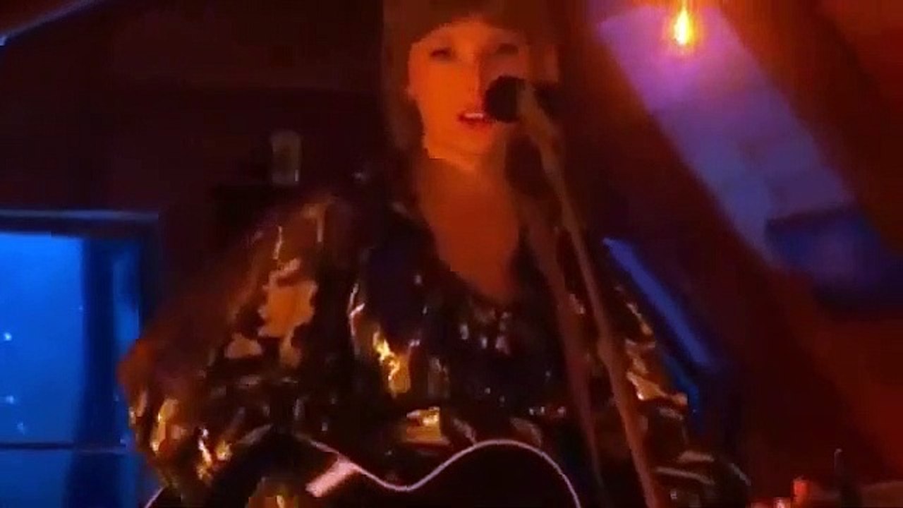 Taylor Swift chante "Cardigan", "August" et "Willow" aux Grammy Awards 2021