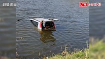 驚險！ 台南麻豆休旅車衝入魚塭 男駕駛及時幸運脫困(翻攝畫面)