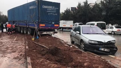 GAZİANTEP -  Tır 3 otomobile çarptı: 4 yaralı