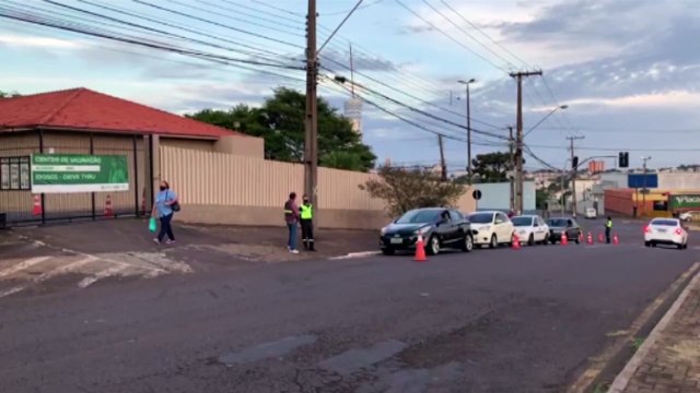 Primeira dose: Idosos com 73 anos ou mais são vacinados no Centro de Convenções