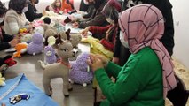 Vanlı kadınlar çocuklar için iplerden örerek yaptıkları oyuncakları satarak ailelerini geçindiriyor
