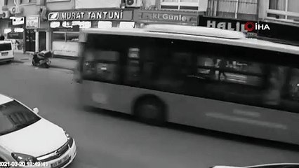 Kaldırıma çıkan aracın altında kalmaktan saniyelerle kurtuldular