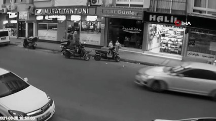 Kaldırıma çıkan aracın altında kalmaktan saniyelerle kurtuldular