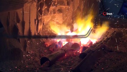 Hristiyan ustadan öğrendikleri sıcak demir dövmeyi 4 kuşaktır sürdürüyorlar