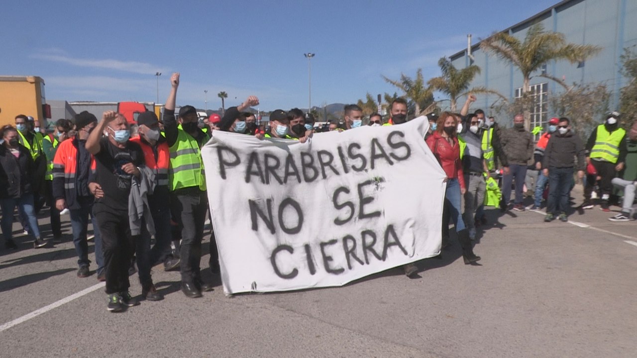Con barricadas y quema de neumáticos empieza la huelga de los trabajadores de Pilkington (Valencia)