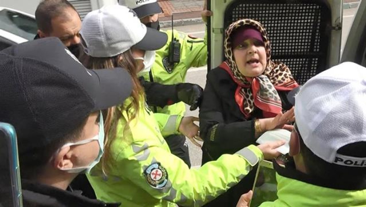 Bursa'da bankaya maskesiz alınmayan anne-kız ortalığı birbirine kattı