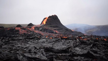 Icelanders flock to volcano after eruption