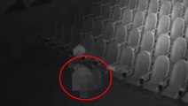 Kapalı olan sinema salonuna gizlice sızıp cinsel ilişkiye giren gençler kameraya yakalandı