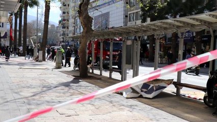Son dakika haberleri: Fırtınanın uçurduğu tabela otobüs durağına düştü