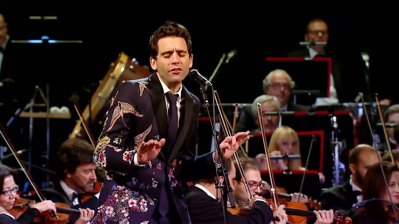 Mika chante "Grace Kelly" avec un orchestre symphonique