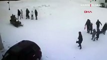 Kar aracını çocuğa böyle çarptı! Çevredekiler sürücüye yumruklarla saldırdı