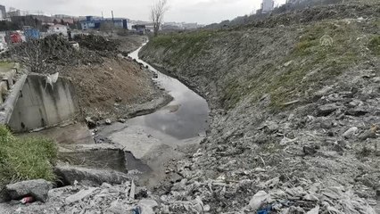 Arnavutköy'de kırmızı renkte akan derede inceleme yapıldı