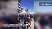 Napoli, assembramenti sul lungomare nel primo giorno di zona rossa: la protesta degli ambulanti