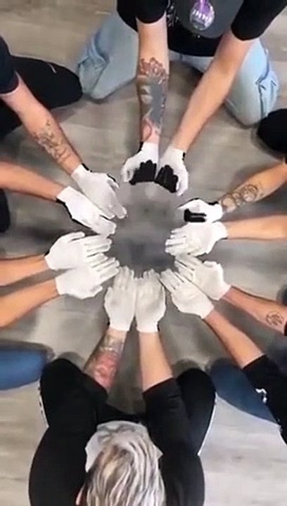 Mains noires et blanches, la chorégraphie parfaite