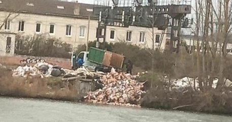 Surpris par un passant qui filme toute la scène, ce camion déverse des friandises périmées dans l'Oise