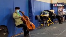 Yo Yo Ma, violoncellista di fama mondiale improvvisa un concerto dopo aver ricevuto vaccino covid