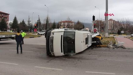 ISPARTA Minibüsle otomobil çarpıştı 6 yaralı