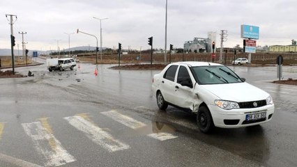 - Sivas'ta otomobiller kavşakta çarpıştı: 2 çocuk yaralandı