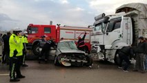 Manisa'nın Soma ilçesinde otomobilin kamyonun altına girmesi sonucu meydana gelen trafik kazasında 3 kişi hayatını kaybetti.