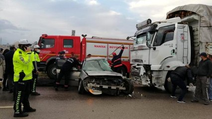 Manisa'nın Soma ilçesinde otomobilin kamyonun altına girmesi sonucu meydana gelen trafik kazasında 3 kişi hayatını kaybetti.